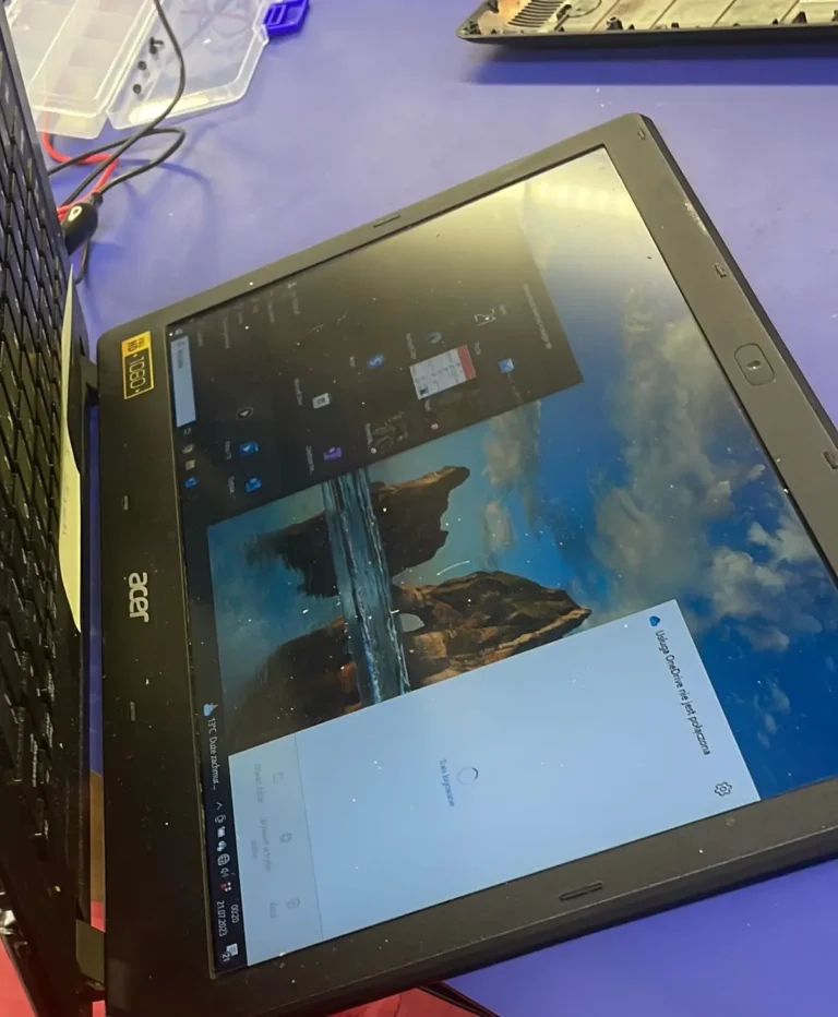 Acer - uszkodzone zawiasy, częsty przypadek budżetowych laptopów